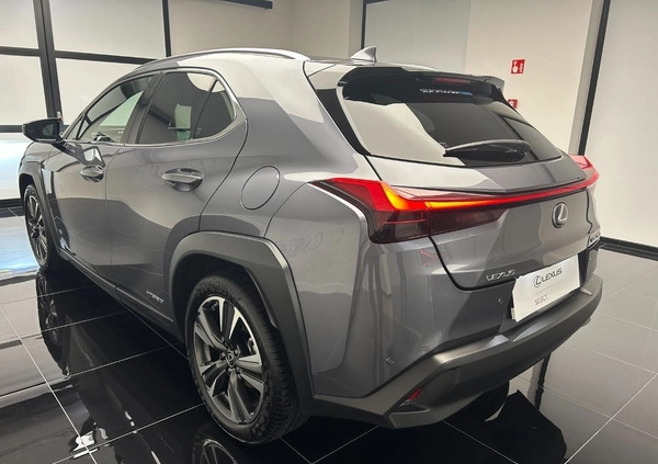 Lexus UX cena 129900 przebieg: 63558, rok produkcji 2019 z Sochaczew małe 352